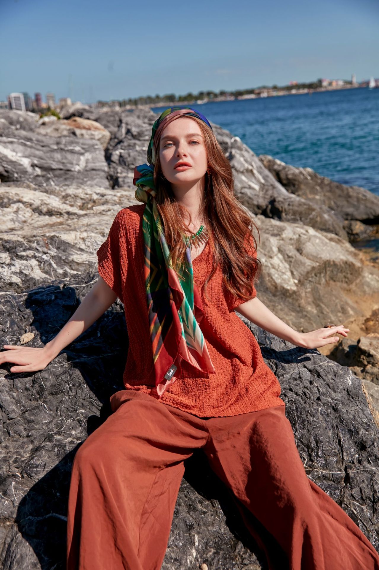 Tarihi Yarımada temalı Şifon Şal Pareo Bordo, zümrüt yeşili altın sarısı 137X137cm