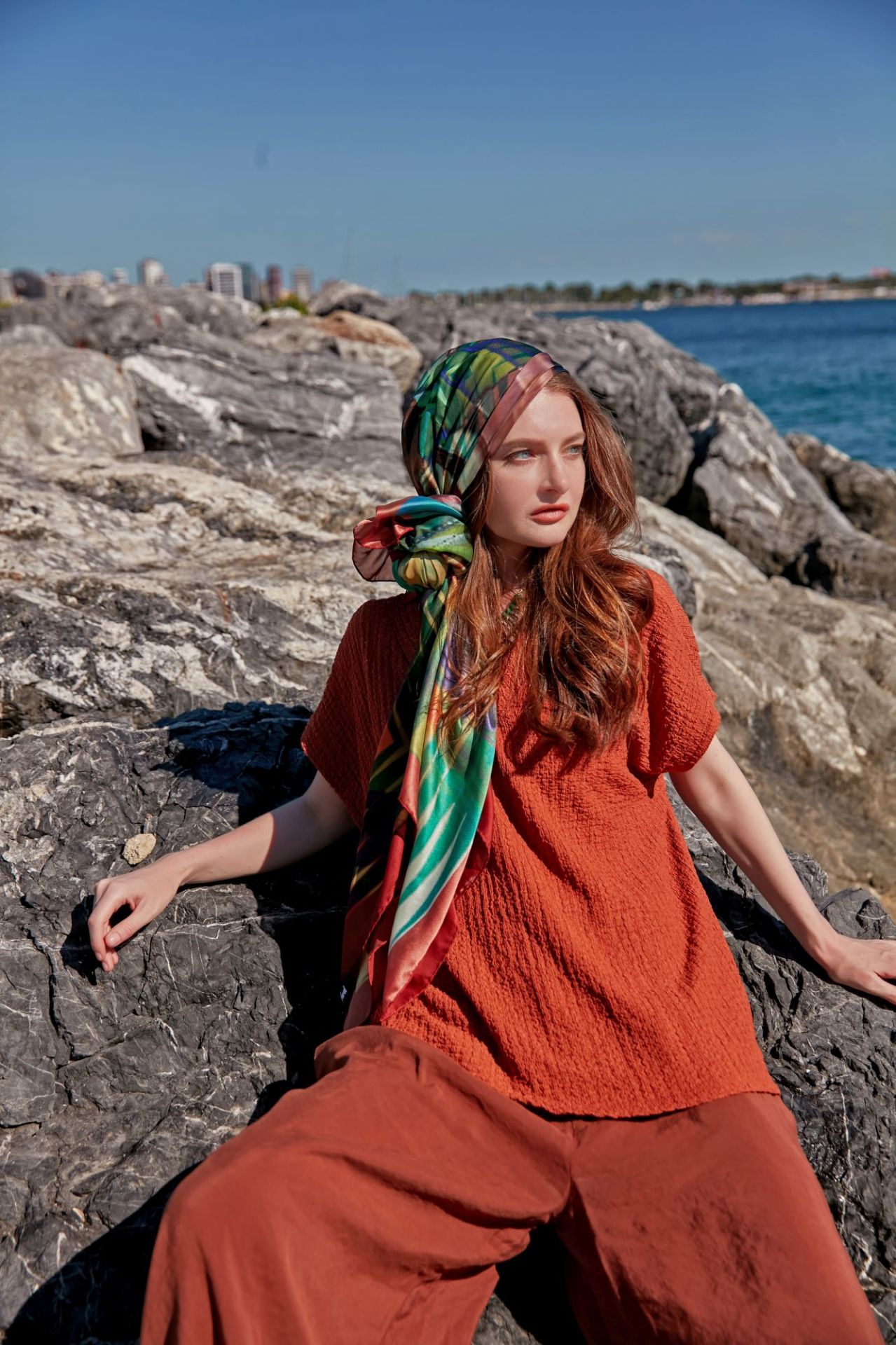 Tarihi Yarımada temalı Şifon Şal Pareo Bordo, zümrüt yeşili altın sarısı 137X137cm