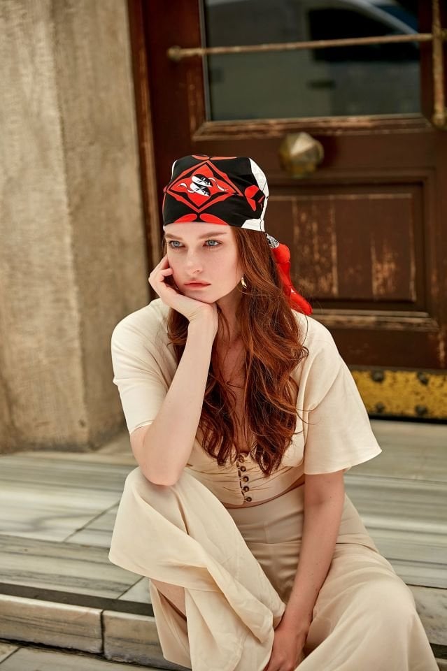 AKM Koleksiyonu Sahne Sanatları temalı  Krep İpek Fular 65X65cm