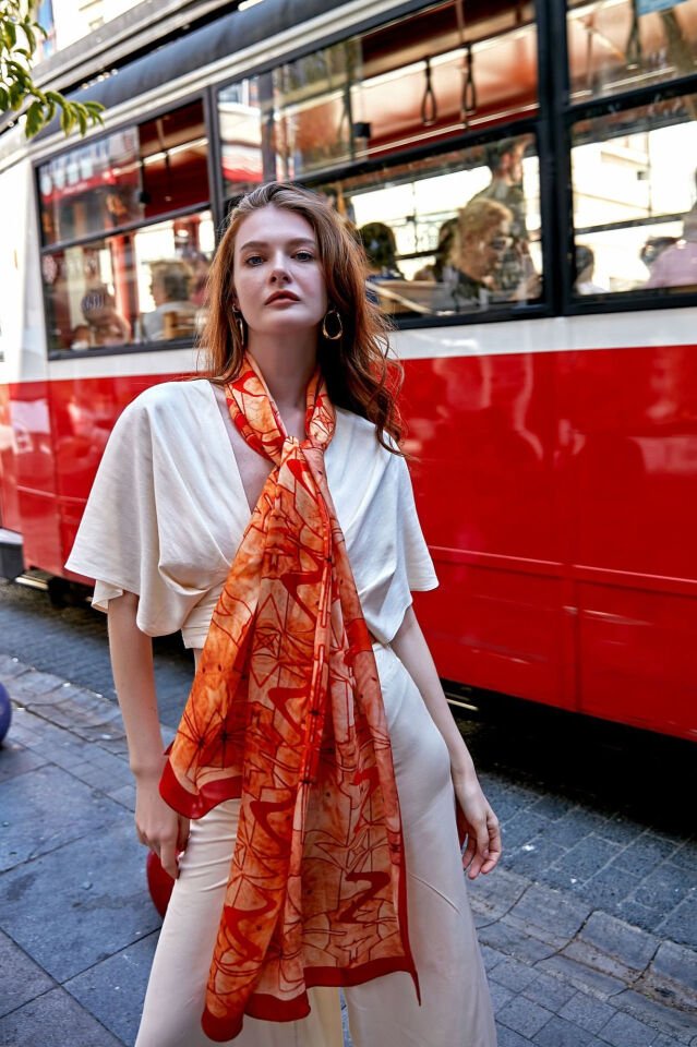 AKM Sanat Koleksiyonu Antik Desenli Mercan renkli Krep İpek Şal