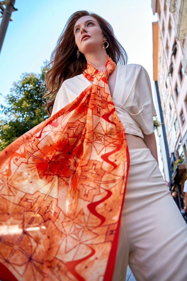 AKM Sanat Koleksiyonu Antik Desenli Mercan renkli Krep İpek Şal